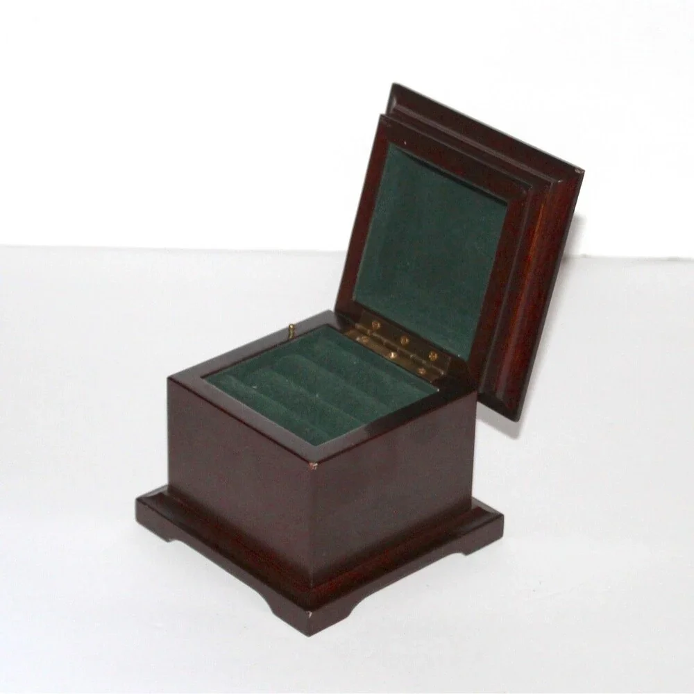 Bombay Ring Music Box wood Green velvet vintage jewelry